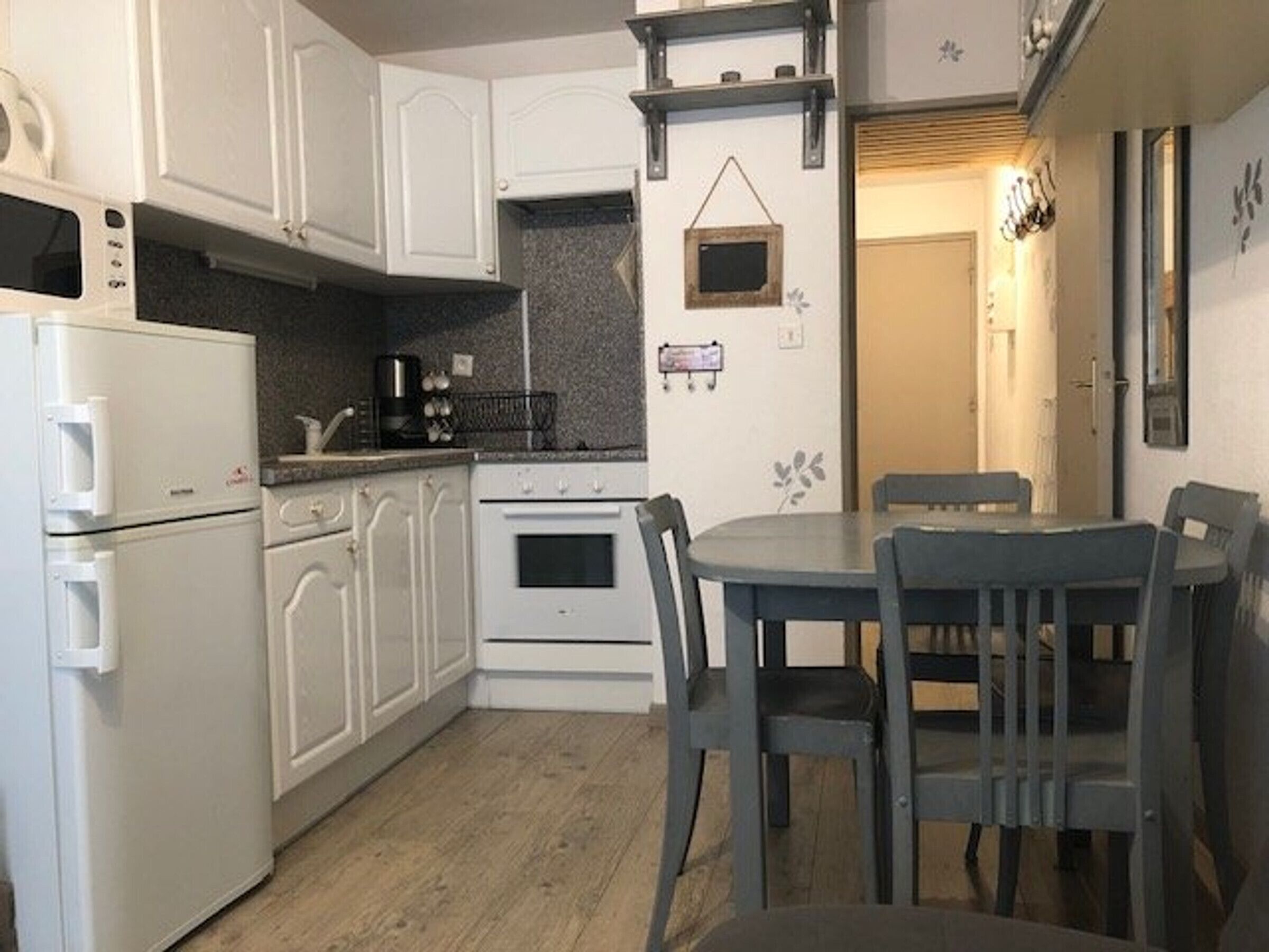 Coffee/tea maker, fridge, microwave, oven