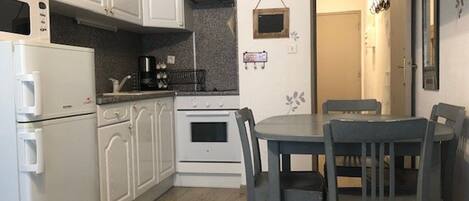 Cafetera y tetera, refrigerador, microondas y horno