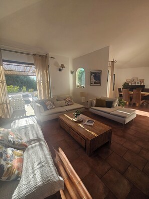 Smart-tv, eldstad, dvd-spelare och ett bordtennisbord