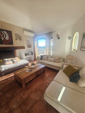 Smart-tv, eldstad, dvd-spelare och ett bordtennisbord