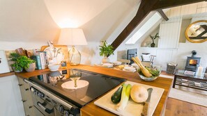 Een koelkast, een microgolfoven, een oven, een vaatwasser