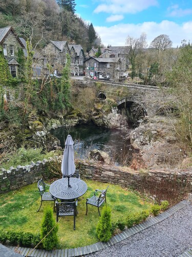 Bryn Afon -  a snowdonia house that sleeps 12 guests  in 6 bedrooms