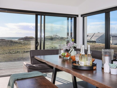 Sandown House -  an on the beach that sleeps 14 guests  in 6 bedrooms