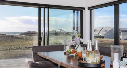 Sandown House - an on the beach that sleeps 14 guests in 6 bedrooms