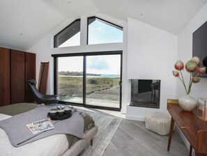 TV, fireplace, stereo