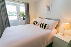 2 bedrooms, iron/ironing board, travel crib, free WiFi - 10 Beach Road -  a sea view that sleeps 4 guests  in 2 bedrooms (Menai Bridge)