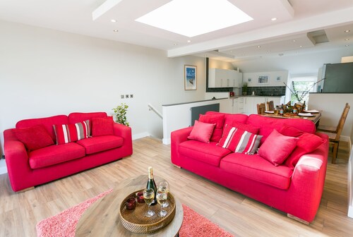 10 Beach Road -  a sea view that sleeps 4 guests  in 2 bedrooms