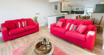 10 Beach Road - a sea view that sleeps 4 guests in 2 bedrooms