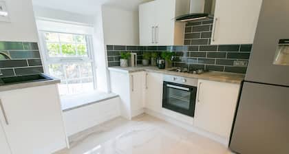 10 Beach Road - a sea view that sleeps 4 guests in 2 bedrooms