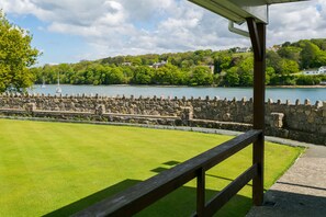 Property grounds - 10 Beach Road -  a sea view that sleeps 4 guests  in 2 bedrooms (Menai Bridge)