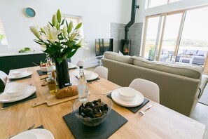 Dining - Bwncath -  a coastal that sleeps 6 guests  in 3 bedrooms (Llanfairynghornwy)