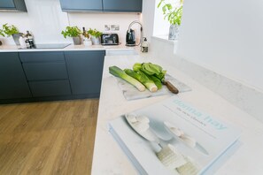 Fridge, oven, dishwasher, high chair - Bwncath -  a coastal that sleeps 6 guests  in 3 bedrooms (Llanfairynghornwy)