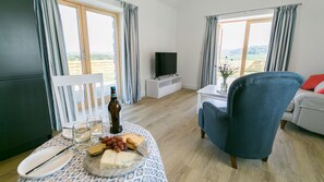 TV - Hebog -  a coastal that sleeps 2 guests  in 1 bedroom (Llanfairynghornwy)