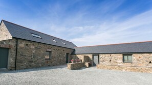 Exterior - Hebog -  a coastal that sleeps 2 guests  in 1 bedroom (Llanfairynghornwy)