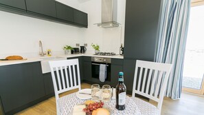 Kühlschrank, Mikrowelle, Ofen, Geschirrspüler