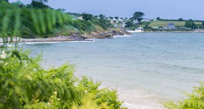 Dinas Cottage - a coastal that sleeps 6 guests in 3 bedrooms