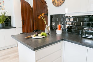 Fridge, microwave, oven, dishwasher - Dinas Cottage - a coastal that sleeps 6 guests in 3 bedrooms (Benllech)