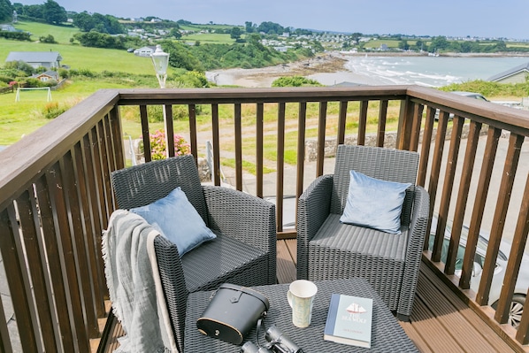 Property grounds - Dinas Cottage - a coastal that sleeps 6 guests in 3 bedrooms (Benllech)