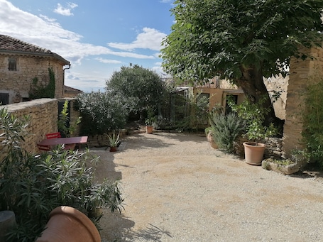 Terrasse/Patio. Chambre dans maison de caractère proche du Mt Ventoux
