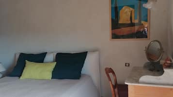 1 bedroom, bed sheets