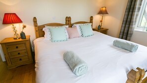 1 habitación, tabla de planchar con plancha y cuna de viaje 
