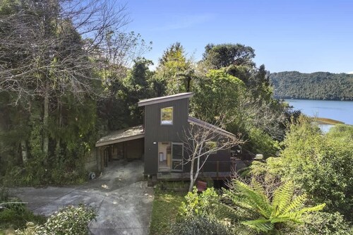 Kundaniwas - Lake Okareka Tiny House, Kayaks