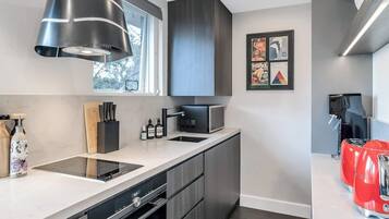 Een koelkast, een magnetron, een oven, een kookplaat