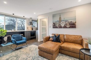 Una Smart TV, una oficina