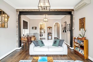 Una televisión, una oficina