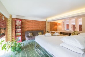 1 bedroom, premium bedding, laptop workspace, iron/ironing board - Sensational Shoreditch Loft Close to Barbican by Underthedoormat (London)