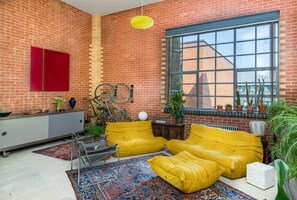 Living area - Sensational Shoreditch Loft Close to Barbican by Underthedoormat (London)