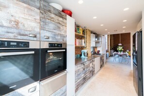 Fridge, microwave, coffee/tea maker, electric kettle - Sensational Shoreditch Loft Close to Barbican by Underthedoormat (London)