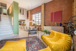 Living area - Sensational Shoreditch Loft Close to Barbican by Underthedoormat (London)