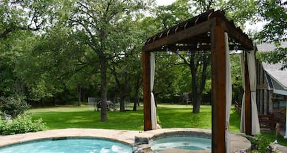 Paradise in the country w/Pool & hot tub! Unplug & Recharge. Pet friendly