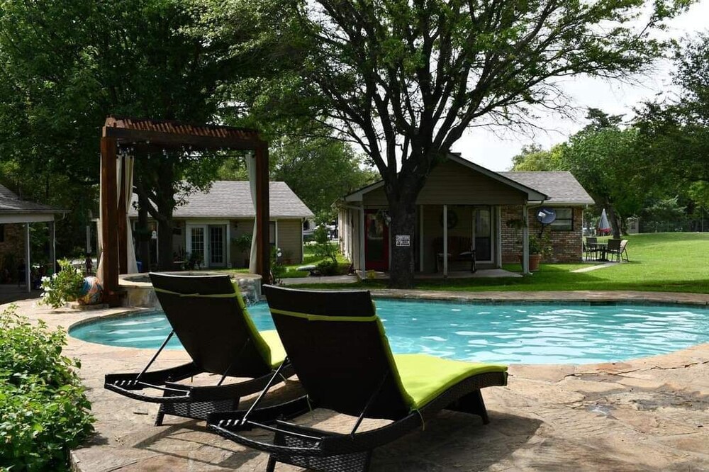 Paradise in the country w/Pool &hot tub! Unplug & Recharge. Pet friendly