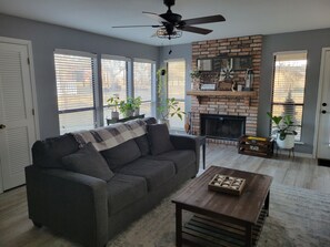 Téléviseur connecté, foyer, livres