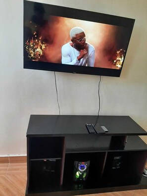 Căn hộ Business | Khu phòng khách | Smart TV 14-inch có truyền hình kỹ thuật số, TV 