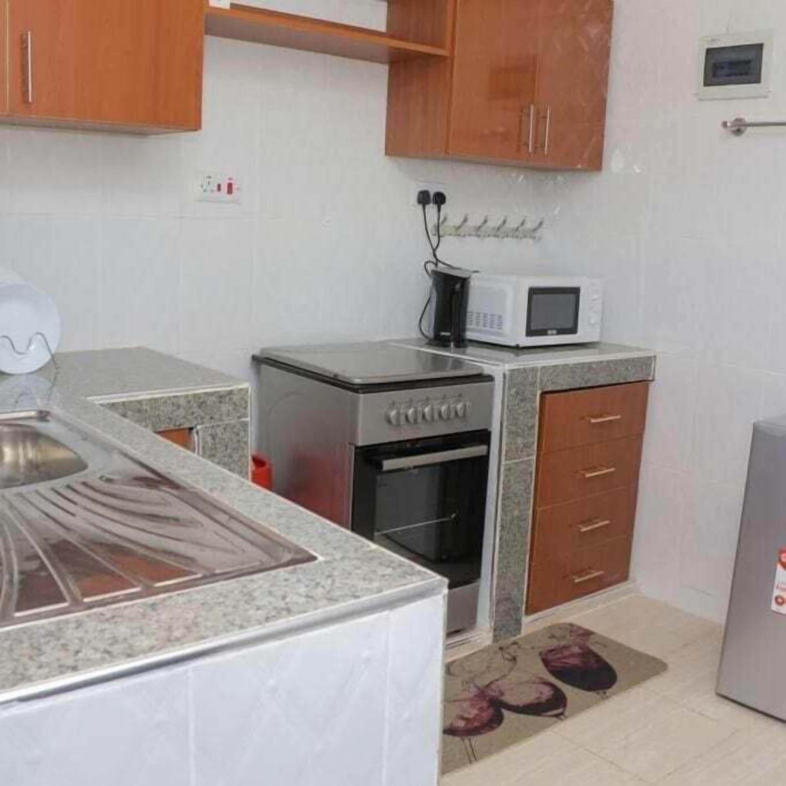 Apartamento luxo | Cozinha privada | Geladeira, micro-ondas, talheres/pratos/utensílios de cozinha