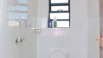 Deluxe appartement | Badkamer | Een douche, een regendouche, gratis toiletartikelen, badjassen