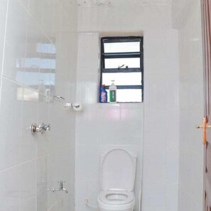 Căn hộ Deluxe | Phòng tắm | Buồng tắm vòi sen, vòi sen phun mưa, đồ dùng nhà tắm miễn phí 