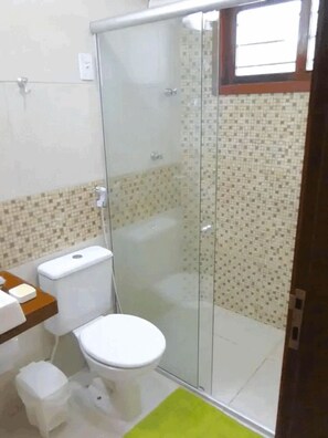Douche, serviettes fournies, papier toilette