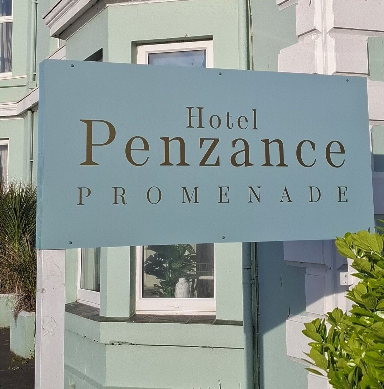 Schild für Hotel Penzance Promenade.