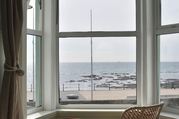 Premium Double Room | Hypo-allergenic bedding, in-room safe, individually furnished, desk