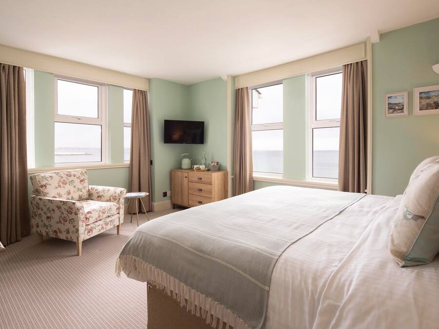 Panoramic Double or Twin Room | Hypo-allergenic bedding, in-room safe, individually furnished, desk