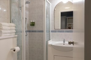 Basic Double Room | Bathroom | Hair dryer, towels, soap, shampoo