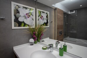 Kombinert dusj/badekar, hårføner, håndklær og såpe