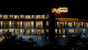 Un hotel de varios pisos con letreros iluminados que dicen "HOTEL Nivanta".