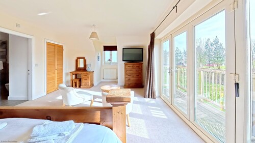 Stunning Coastal Cottage - Sleeping 8 in 4 Bedrooms - Pool and Beach Access Included.