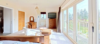 Stunning Coastal Cottage - Sleeping 8 in 4 Bedrooms - Pool and Beach Access Included.