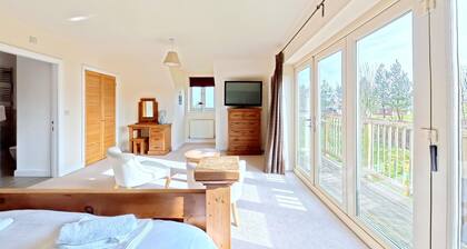 Stunning Coastal Cottage - Sleeping 8 in 4 Bedrooms - Pool and Beach Access Included.